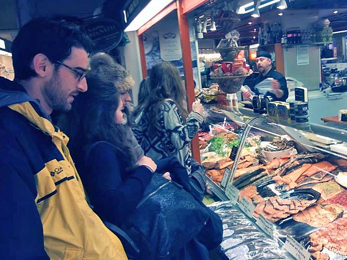 food-walk-helsinki-kauppahalli-market